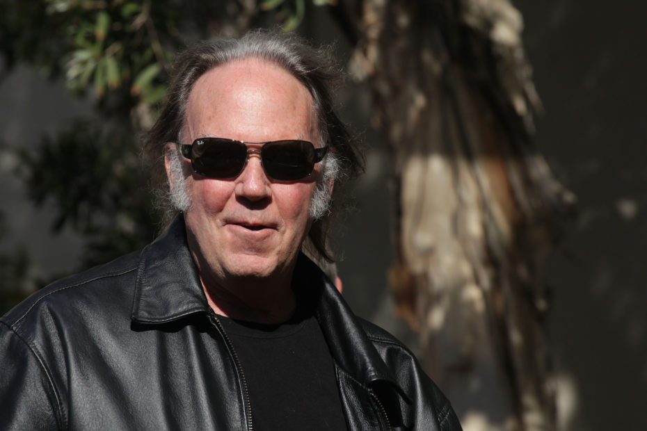 Neil Young Boldly Challenges Spotify to Remove Joe Rogan's Podcast For Faux COVID-19 Information