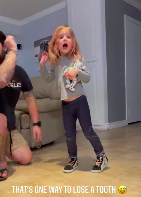 5-Year-Old Girl Demonstrates How to Lose a Tooth in the Most Creative and Athletic Way Possible – Everyone remembers their first time losing a tooth and the stress that comes with the removal of baby teeth.