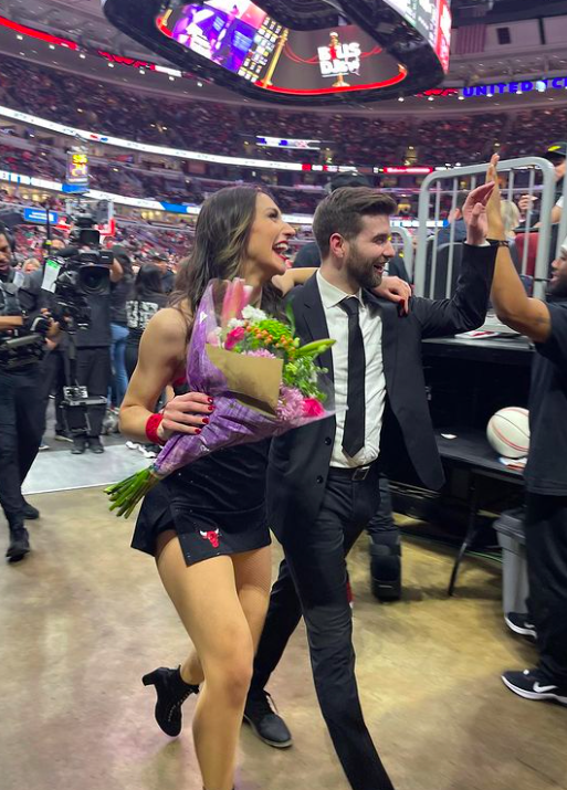 Chicago Bulls Dancer Receives Incredible Proposal During Halftime – In early April, the Chicago Bulls cheerleading squad orchestrated a spectacular proposal between head cheerleader Julia Pontarelli and her boyfriend Ransom Hatch.