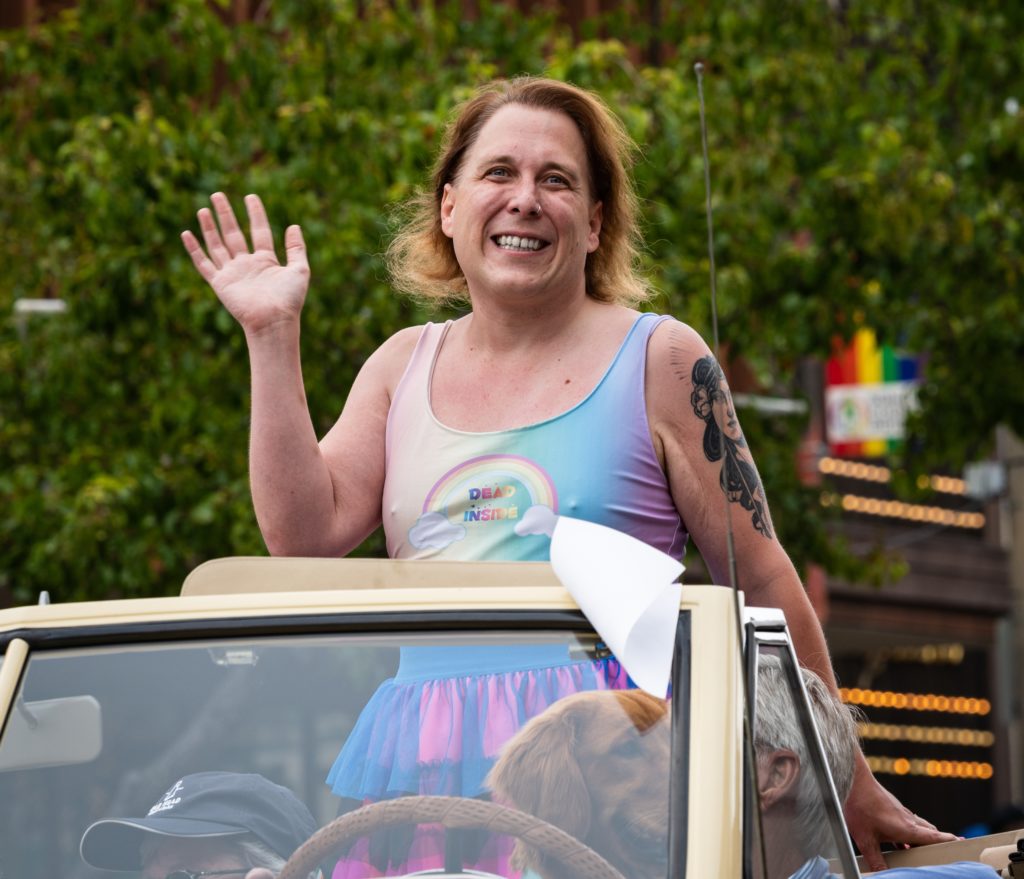 Did Fox Sports Avoid Showing Amy Schneider Throwing the First Pitch Because of Transphobia? – "Jeopardy!" champion Amy Schneider threw the ceremonial first pitch on Pride Day before the San Francisco Giants took on the Los Angeles Dodgers.