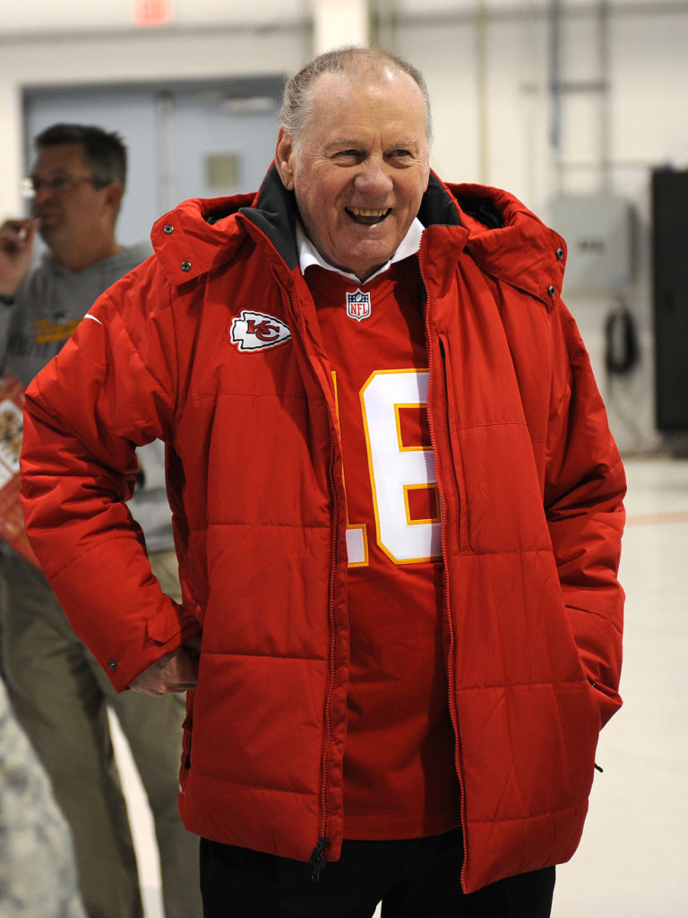 Len Dawson, NFL Legend and Hall of Famer, Sadly Enters Hospice Care at the Age of 87 – Len Dawson, a Hall of Fame quarterback who played professional football for 19 seasons, has officially been placed into hospice care.