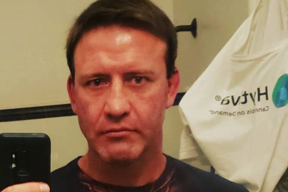 Former UFC Fighter Stephan Bonnar Dead at Age 45 – Last Thursday, mixed martial artist Hall of Famer Stephan Bonnar was found dead at age 45 from "presumed heart complications while at work," according to UFC.