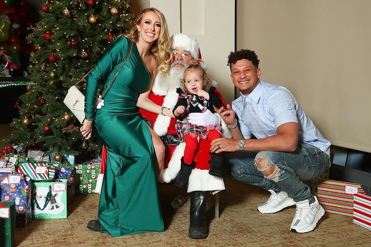 Patrick Mahomes' 22-Month-Old Daughter is DEEPLY Afraid of the Kansas City Chiefs Mascot – When Kansas City Chiefs quarterback Patrick Mahomes discussed his daughter Sterling meeting Santa, he admitted that she has a fear of his team's mascot.