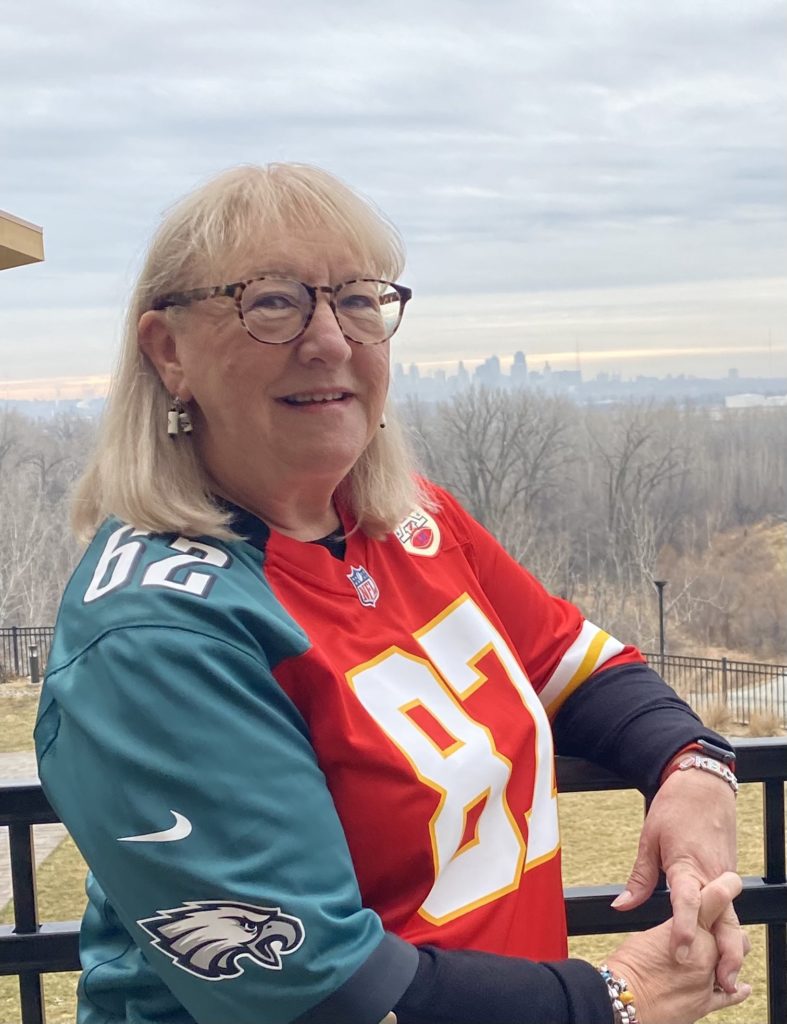 SNL Hosts AMAZING Kelce Family Reunion on March 4th Episode – When Super Bowl champion Travis Kelce made his Saturday Night Live hosting debut over the weekend, he was excited to be supported by his brother Jason and their parents, Donna and Ed.