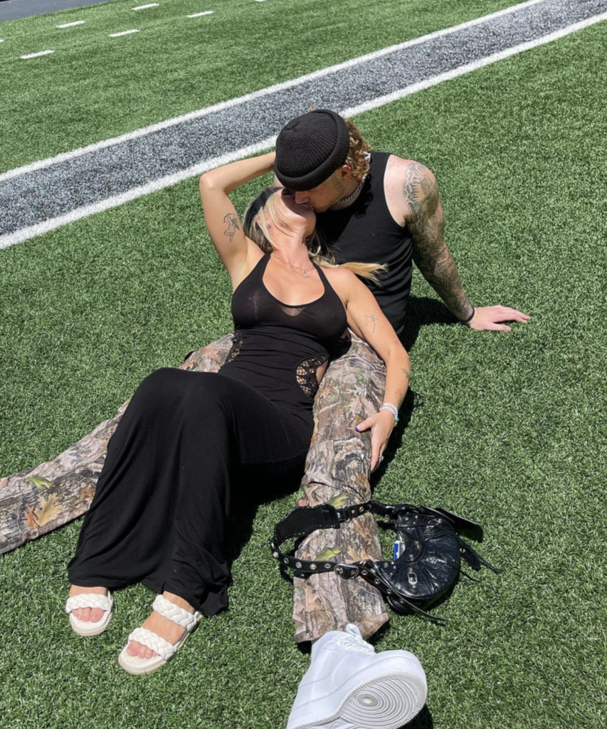 Girlfriend of Late UO Football Player Spencer Webb, Who Passed Away at 22, Gives Birth to Beautiful Baby Boy – Kelly Kay, the girlfriend of the late University of Oregon football star Spencer Webb, was happy to announce the birth of their healthy baby boy.