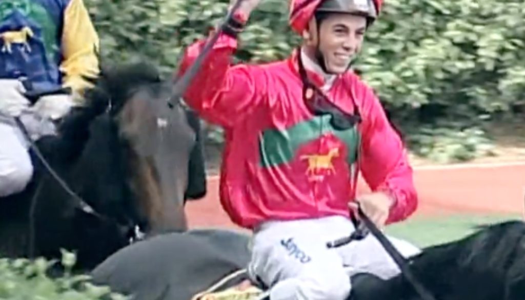 Australian Jockey Dean Holland Dead at 34 Following Mid-Race Accident – Dean Holland, a decorated Australian jockey, tragically passed away last week at the age of 34 after being thrown from a horse in the middle of a race.